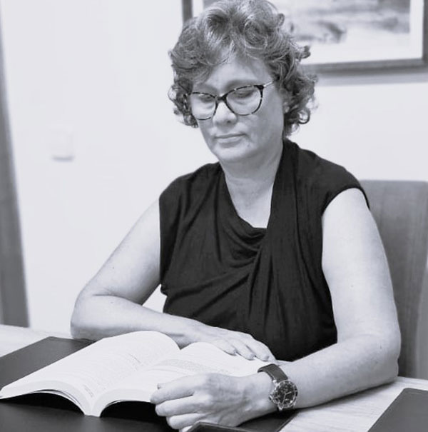 Valentina López Fernández, Abogada especialista en derecho mercantil, civil y familia